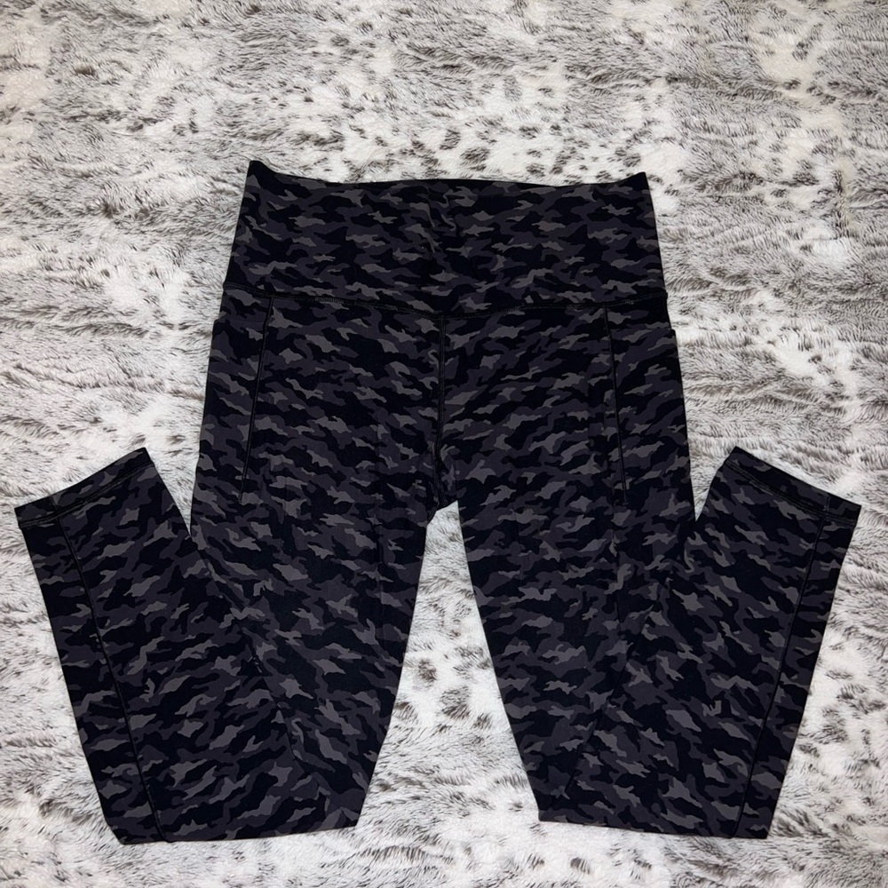 Athleta Salutation Stash Pocket II Printed 7/8 Tight Leggings Camo High Rise